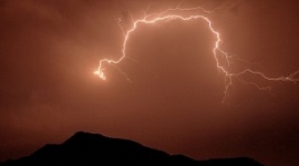 Разряд молнии перебросил туристку через границу с Грузией